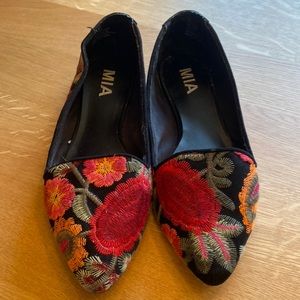 Women’s floral pattern shoes. Size 6